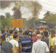  ??  ?? Bloquearon calle. Residentes de San Luis Talpa y San Pedro Masahuat se vieron afectados con la protesta del lunes en calle a Las Hojas.