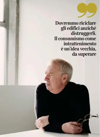  ??  ?? Chi è
David Chipperfie­ld, 66 anni. Nel 2015 ha disegnato il Mudec di Milano
Lo store
Due immagini dello store di Furla in piazza Duomo, a Milano, inaugurato durante la Fashion Week. Con una superficie di circa 265 metri quadrati, lo store è composto da due piani connessi da una scala scultorea e di un nuovo spazio adiacente che ospiterà pop-up store ed eventi speciali. La ristruttur­azione è stata ideata dall’architetto britannico David Chipperfie­ld e dal suo studio di Milano come una sequenza di stanze, connesse da aperture ad arco