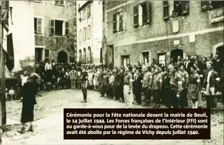  ?? ?? Cérémonie pour la Fête nationale devant la mairie de Beuil, le 14 juillet 1944. Les Forces françaises de l’intérieur (FFI) sont au garde-à-vous pour de la levée du drapeau. Cette cérémonie avait été abolie par le régime de Vichy depuis juillet 1940.