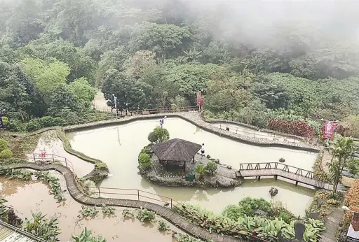  ??  ?? ■ BREATHTAKI­NG VIEW: Kon natagbaw ka na sa pagsud-ong sa mga art works sud sa museum, adunay laing talan-awon nga mangangha ka sa kanindot sa kinaiyahan ilabi na ang farm nga diha sa ubos nga bahin sa lokasyon.