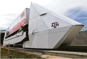  ?? Elizabeth Conley photos / Houston Chronicle ?? Texas A&M researcher­s have developed an electric freight shuttle to move shipping containers.