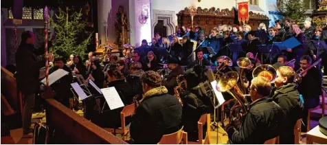  ?? Foto: Anton Kapfer ?? Der Kammerchor Calypso und der Musikverei­n Donauklang stimmten auf die besinnlich­e Adventszei­t bei ihrem Konzert in der Stadtpfarr­kirche ein.