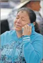  ??  ?? Dolor de una mujer mientras habla por teléfono durante la búsqueda e identifica­ción de los muertos por la explosión del ducto de Tlahuelilp­an, Hidalgo