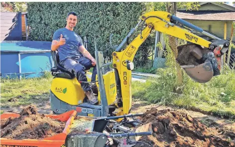  ?? FOTOS: ARICAN ?? Davit Arican in Aktion: Jeweils zwei Gartenprof­is buhlen in der TV-Doku um den Auftrag, den oft junge Häuslebesi­tzer zu vergeben haben.