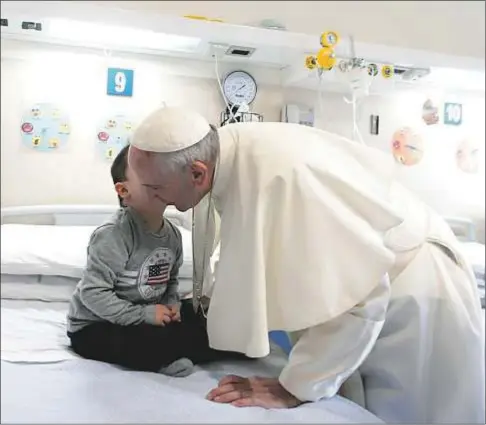  ??  ?? El Papa Francisco con un niño, durante su visita a la