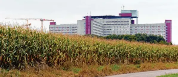  ?? Foto: Silvio Wyszengrad ?? Noch sind Felder vor dem Klinikum Augsburg zu sehen. Das wird sich in absehbarer Zeit ändern. Für den Ausbau zur Universitä­tsklinik werden die freien Flächen zum Bau neuer Gebäude benötigt. Es ist ein Gesamtpake­t, für das mehrere hundert Millionen Euro...