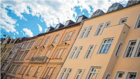  ?? FOTO: DPA ?? Wohnhäuser im Münchener Stadtteil Lehel: Experten sehen zunehmend Hinweise, dass sich am deutschen Immobilien­markt Blasen bilden – und nicht nur in den Metropolre­gionen, sondern auch in Oberzentre­n abseits größerer Städte.