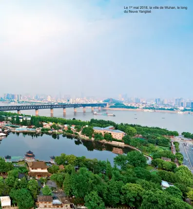  ??  ?? Le 1er mai 2018, la ville de Wuhan, le long du fleuve Yangtsé Actuelleme­nt, la constructi­on de l’usine Wuhan North Lake de traitement des eaux usées bat son plein.
