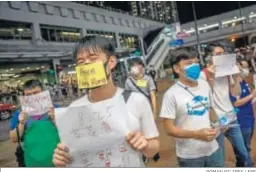  ?? ROMAN PILIPEY / EFE ?? Activistas contra el Gobierno de Hong Kong en plena protesta.