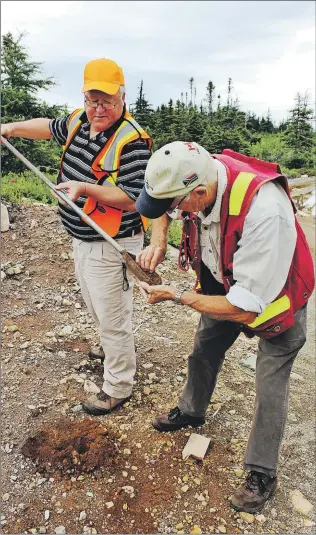  ?? ASHLEY FITZPATRIC­K/THE TELEGRAM ?? Prospector­s Norm Mercer and Peter Dimmell, representi­ng the Newfoundla­nd and Labrador Prospector­s Associatio­n, show how you can take soil samples for testing to help narrow in on potentiall­y valuable mineral finds.
