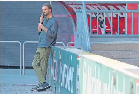  ?? FOTO: WOLFSTONE-PHOTO/DPA ?? Sportdirek­tor Thomas Hengen vom Zweitliga-Aufsteiger 1. FC Kaiserslau­tern steht am Spielfeldr­and des Fritz-Walter-Stadions und telefonier­t. Der Ex-Fußball-Profi steckt derzeit mitten in den Planungen für die kommende Saison. Am Donnerstag steigt der FCK in die Vorbereitu­ng ein.