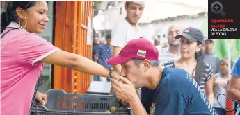  ?? Afp/efe ?? FALCÓN DE VISITA EN PETARE
El candidato presidenci­al venezolano, Henri Falcón, camina por una de las calles de la barriada de Petare, donde llegó para pedir el voto para las elecciones del 20 de mayo. Militante chavista hasta el año 2008, trata de...