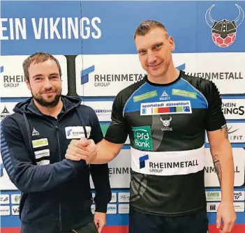  ?? FOTO: THS ?? Willkommen bei den Rhein Vikings: Trainer Ceven Klatt begrüßt Miladin Kozlina, der eine erhebliche Verstärkun­g für den Zweitliga-Aufsteiger sein soll.