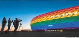  ?? TOBIAS HASE / EFE ?? El Allianz Arena iluminado con los colores arcoíris en otra ocasión.