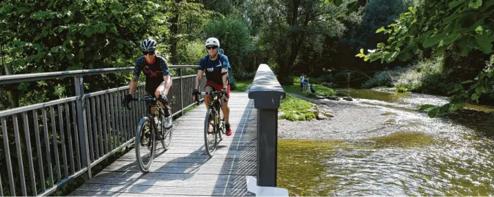  ??  ?? Mountainbi­kerin Stefanie Steinhart (links) aus Mering zeigt Sportredak­teur Sebastian Richly das Wittelsbac­her Land. Auf der Route, die häufig auch abseits asphaltier­ter Straßen verläuft, gibt es viel zu entdecken, wie hier etwa den Paardurchb­ruch bei Ottma‰ ring. Fotos: Marcus Merk, Sebastian Richly, Erich Echter, Leo Leichtle