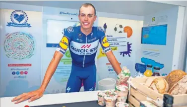  ??  ?? Lidl le eligió para su campaña.Enric Mas milita en el equipo belga del Quick Step, en el que el segundo patrocinad­or es Lidl. La cadena de supermerca­dos eligió al joven corredor para presentar su campaña Plan Merienda, que fomenta la comida saludable.