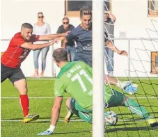  ?? Foto: rw ?? Erster Pflichtspi­el-einsatz, erstes Tor: Nico Hering (blaues Trikot) traf im Bezirkspok­al für seinen neuen Verein VFL Gerstetten.