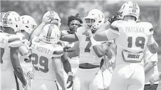  ?? AL DIAZ/TRIBUNE NEWS SERVICE ?? Hurricanes defensive back Al Blades Jr., center, is hoping to take on a bigger role on the Miami defense this season.