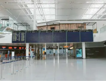  ?? Foto: Marlene Weyerer ?? Die Check‰in‰Halle im Terminal 2 des Münchner Franz‰Josef‰Strauß‰Flughafens ist aktuell immer sehr leer. Auf dem Bild ist es kurz vor elf an einem Wochentag. Nur noch 14 Abflüge stehen an.