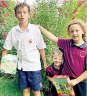  ?? ?? Right: Warragul Show primary section competitio­n winner Eamon MacPherson (left) with youngest sister Caitlin (pre-school winner) and sister Chelsea of Warragul.