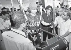  ?? - Bernama photo ?? Kula Segaran (right) observing one of the treatment methods using the Cyberdyne Robotic treatment yesterday.