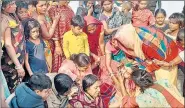  ?? ?? Relatives mourning the victims of the Saran hooch tragedy.