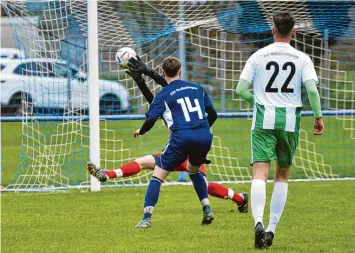  ?? Foto: Elmar Knöchel ?? Elias Hutter (lila Trikot) hatte einer der wenigen Großaiting­er Chancen, doch am Ende gab es eine 0:2-Niederlage gegen Margertsha­usen.