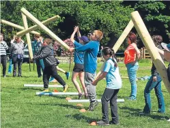  ?? Pictures: Dougie Nicolson. ?? Children participat­ing in tug o’ war and toss the caber.