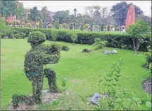  ?? HT PHOTOS ?? ■ Topiaries of soldiers firing at the crowd; and (right) former President Dr Rajendra Prasad, expm Jawaharlal Nehru, then CM of Punjab Partap Singh Kairon at the inaugurati­on of the Jallianwal­a Bagh Memorial Trust on April 13, 1961.