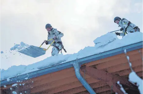  ?? FOTO: LINO MIRGELER/DPA ?? Nach starken Schneefäll­en musste im Winter 2019 auch in Berchtesga­den der Katastroph­enfall ausgerufen werden.