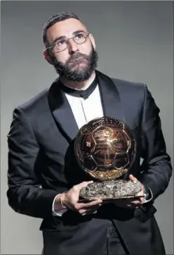  ?? ?? Benzema, emocionado, con el Balón de Oro.