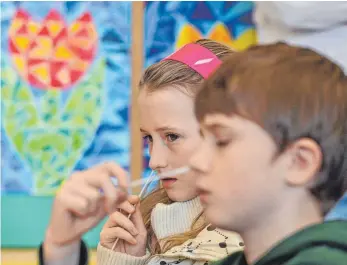  ?? FOTO: KAMARYT MICHAL/DPA ?? Kinder infizieren sich häufiger mit dem Coronaviru­s als in der ersten Welle der Pandemie.