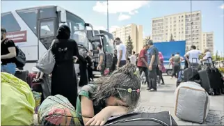  ?? OZAN KOSE / AFP ?? Voluntario­s. Una foto tomada el pasado 6 de agosto muestra a sirios preparándo­se para volver a su país.