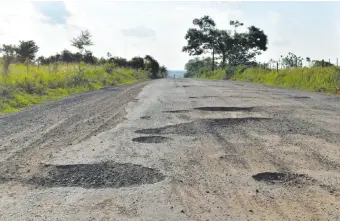  ??  ?? Baches, desniveles y defectos por doquier en el tramo de solo 19 kilómetros.