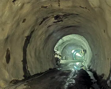  ??  ?? Nella roccia Il tunnel del Brennero, tratto di collegamen­to della tratta Verona-Monaco. Il progetto è iniziato nel 1986