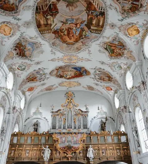  ?? Fotos: Susanne Raffler ?? Der Innenraum der Wallfahrts­kirche – hier der vergittert­e Chor mit der Orgel – ist prächtig gestaltet.