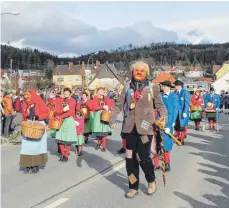  ?? FOTO: FREUDIG ?? Das Bumbismaal­e und das Mettenberg­erwiible sind zwei der traditions­reichen Einzelfigu­ren der Immendinge­r Narrenzunf­t Strumpfkug­ler. Sie führen hinter der Fahne der Zunft die Sonntagsum­züge an.