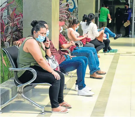  ?? FOTO: EL DIARIO ?? Usuarios del hospital Verdi Cevallos Balda usan mascarilla­s en el área de espera.