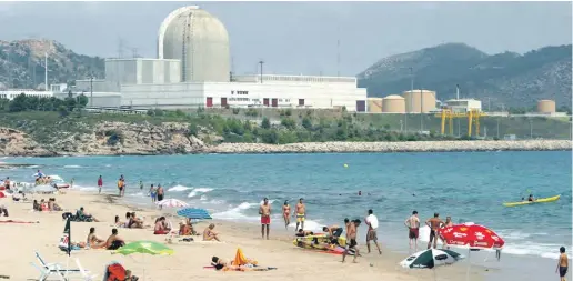  ?? Foto: CBN-Archiv ?? Müsste theoretisc­h 2020 vom Netz: das Kernkraftw­erk Vandellós II bei Tarragona.