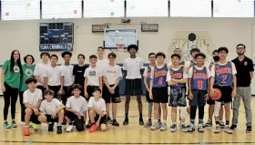  ?? FOTO CÉSAR NEYOY-BES ?? LOS EQUIPOS CELTICS y Warriors posan con sus entrenador­es en la duela de Yuma High, antes del encuentro inaugural del basquetbol juvenil de la AFYBL en esa sede, el 23 de marzo.