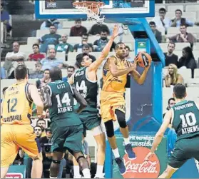  ?? FOTO: EFE ?? Eulis Báez, del Herbalife Gran Canaria, ante varios defensores del Panathinai­kos