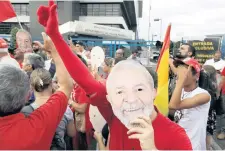  ??  ?? Simpatizan­tes del ex presidente Luiz Inácio del político, quien está preso en Curitiba. Lula da Silva exigen la liberación