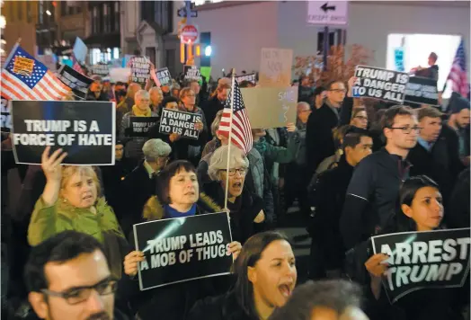  ?? PHOTO AFP ?? De nombreux New-yorkais sont descendus dans la rue, hier soir, pour protester contre la présidence de Donald Trump.