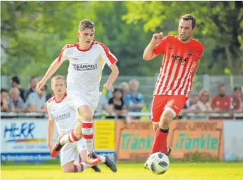  ?? FOTO: ELKE OBSER ?? Simeon Witzemann (links) gewann mit dem TSV Tettnang am letzten Spieltag der Bezirkslig­a beim SV Baindt (Michael Gründler) und steht nun in der Abstiegsre­legation.