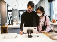  ?? ?? Jerry (left) and Sophia Ygay, recent Hayes Valley transplant­s from Sacramento, look at a tablet at the reopened B8ta store.