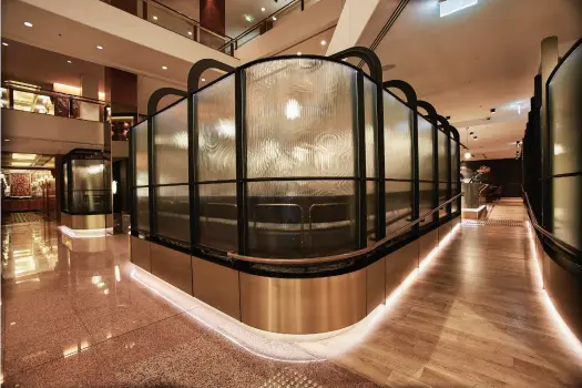  ??  ?? Glass Partition | clear ribbed textured laminated curved and flat glass MODE Kitchen & Bar Four Seasons Hotel | Sydney | Luchetti Krelle Designers