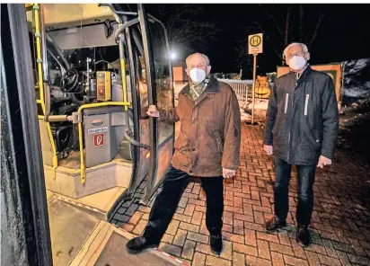  ?? RP-FOTO: MARKUS VAN OFFERN ?? Impfling Josef Reuvers (l.) wurde von Günter Nebelung zum Impfzentru­m nach Kalkar und wieder zurückgefa­hren. Vor Ort stiegen sie in einen Shuttlebus.