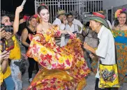  ?? CÉSAR BOLÍVAR ?? José Viloria, de cien años, bailó con la soberana del Carnaval de Barranquil­la, Carolina Segebre.