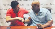 ??  ?? Andrés Felipe Penso se reunió con Tyson en Las Vegas y luego le envió la camiseta para que la firmara.