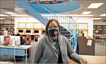  ?? E. JASON WAMBSGANS/CHICAGO TRIBUNE ?? Kenwood Academy Principal Karen Calloway stands in the school’s media center.